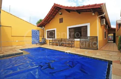 Casa à venda com piscina e 3 quartos em peruíbe, no bairro jardim beira mar
