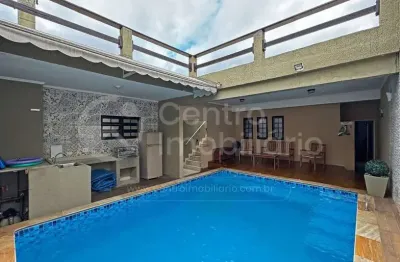 Casa à venda com piscina e 3 quartos em peruíbe, no bairro cidade nova peruíbe