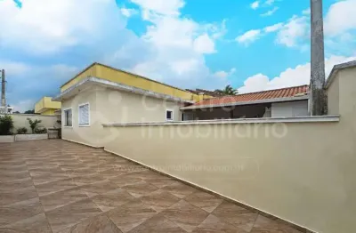 Casa à venda com piscina e 2 quartos em peruíbe, no bairro vila romar