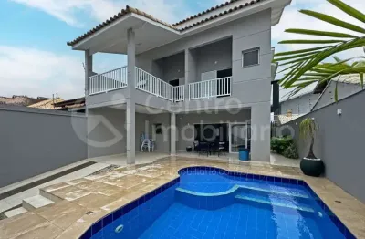 CASA à venda com piscina e 4 quartos em Peruíbe, no bairro Balneário Casa Blanca