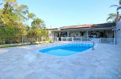 Casa à venda com piscina e 3 quartos em peruíbe, no bairro jardim somar