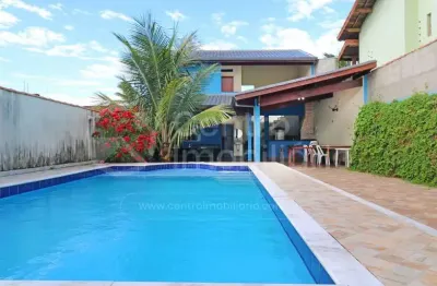 Casa à venda com piscina e 2 quartos em peruíbe, no bairro belmira novaes