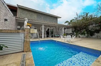 Casa à venda com piscina e 3 quartos em peruíbe, no bairro jardim beira mar