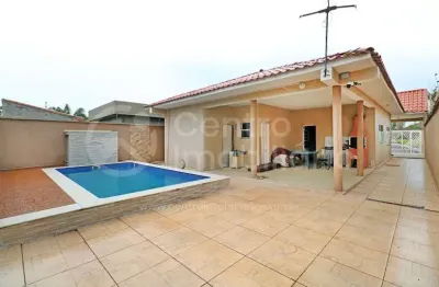 Casa à venda com piscina e 3 quartos em peruíbe, no bairro jardim beira mar