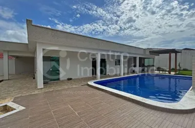 Casa à venda com piscina e 4 quartos em peruíbe, no bairro parque balneario oasis
