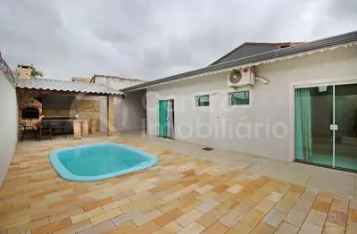 Casa à venda com piscina e 4 quartos em peruíbe, no bairro jardim três marias