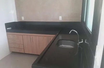 Casa a venda em dois pavimentos, com 3/4 sendo um suíte com sacada , bairro bem