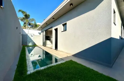Casa com fino acabamento e 4 suítes à venda, em condomínio na vila do golf
