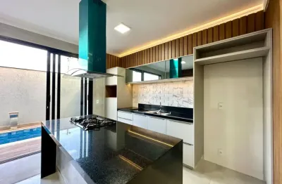 Casa térrea com 03 suítes, 05 banheiros, completa em armários à venda no portal da mata