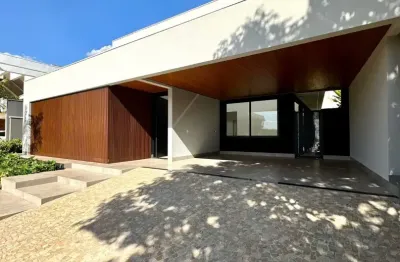 Casa térrea de altíssimo padrão, com projeto arrojado, completa em armários planejados disponível para venda na vila do golf, ribeirão preto