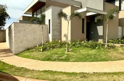 Casa térrea com 3 suítes, escritório, completa em armários planejados, com privacidade incrível  à venda em condomínio na vila do golf