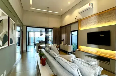 Casa térrea mobiliada com 3 suítes, 5 banheiros e escritório à venda em condomínio na vila do golf