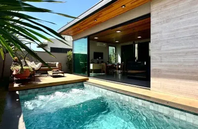 Belíssima casa exclusiva à venda em condomínio na Vila do Golf, com 03 suítes e escritório