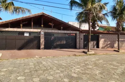 Casa á venda isolada, arejada e ensolarada! em praia grande