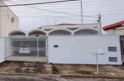 Casa térrea a venda em indaiatuba na região central com amplo terreno e edícula
