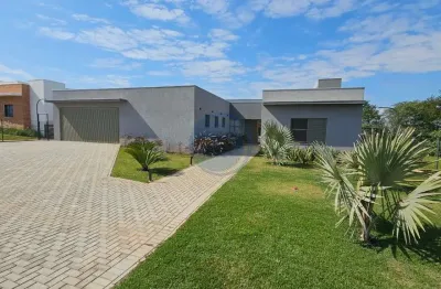 Residência térrea de luxo em condomínio exclusivo, 4 suítes, piscina com borda infinita e garagem para 7 carros entre indaiatuba e salto-sp