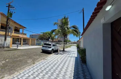 Linda casa reformada na praia – tudo novo e de primeira linha!