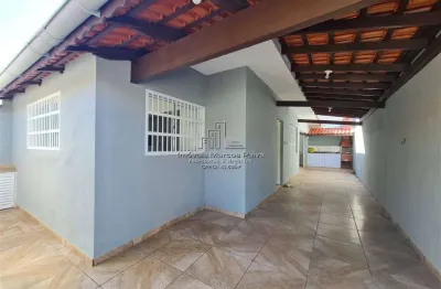 Linda casa reformada na praia – tudo novo e de primeira linha!