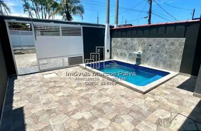 Casa nova, com piscina, a 50m da praia, na cidade de mongaguá.