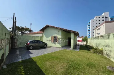 Casa com amplo terreno a apenas 100 metros da praia, em localização privilegiada!