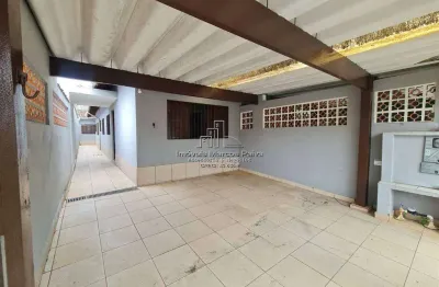 Casa 2 dormitórios, edícula, garagem coberta para 2 carros.