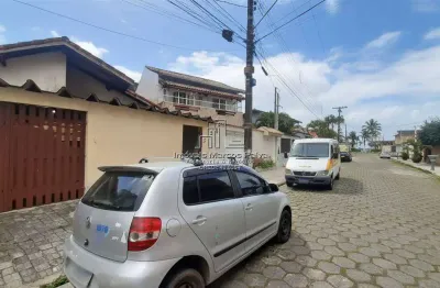 Casa lado praia 2 dormitórios, sendo 1 suíte, ótima localização.