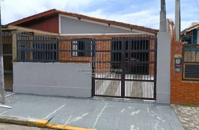 Ótima casa 2 dormitiórios em ótima localização, 100mts da praia e comercio.