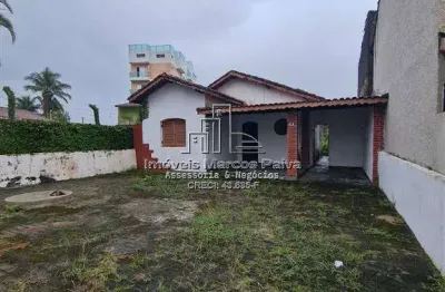 Casa térrea a 40m da praia, ótima oportunidade de investimento!