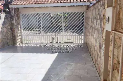 Casa em terreno 5x41mts, 2 dormitórios, sendo 1 suíte, com edícula assobrada e churrasqueira churrasqueira coberta na parte superior.