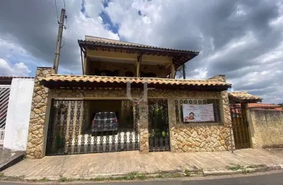 A casa ideal para você e sua família, com 250m² de construção e 3 suítes, casa aconchegante e local