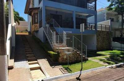 Esta bela casa de 5 quartos, sendo 1 suíte, está localizada no condomínio villaggio capríccio, em l