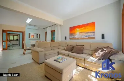 Casa com 3 suítes,1 suíte master com closet e hidro, escritório reversível p/ mais um dormitório.