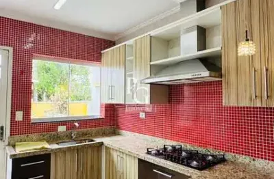 Casa térrea com laje 79m + espaço gourmet nos fundos do imóvel de 50m - 2 quartos sendo 1 suíte + closet e vaga de garagem coberta