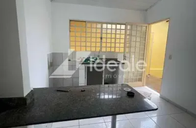 Casa com 2 quartos para alugar na Rua Jundiaí, Cristo Rei, Várzea Grande