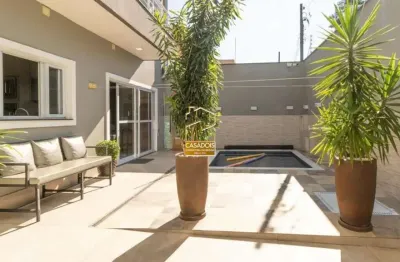 Lindo sobrado à venda com 3 suítes, piscina, espaço gourmet e 3 vagas no bairro mirandópolis