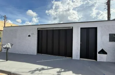 Casa simples com 2 quartos no bairro tocantins em uberlândia-mg