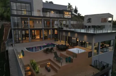 Casa luxuosa com 1.200 m² no condomínio escarpas do lago em capitólio-mg