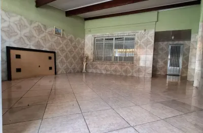 Belíssimo sobrado muito bem distribuído pelo amplo terreno!!!!!