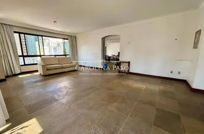 Apartamento espaçoso, com grande potencial para reforma e muita valorizção