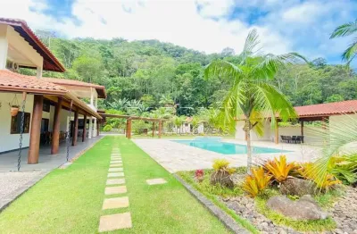 Mansão com 6 dormitórios, piscina, área gourmet e campo de futebol, no bairro ressaca em ubatuba!