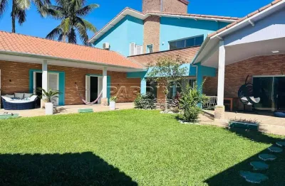 Linda casa assobradada com 5 dormitórios e área gourmet na praia do lázaro em ubatuba!