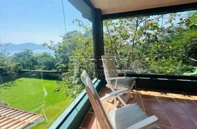 Excelente casa assobradada, em condomínio, com vista panorâmica para o mar, na praia do pulso em ubatuba!
