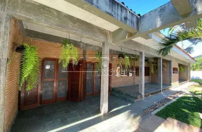 Ótima casa com 4 suítes, em condomínio, próxima ao mar, na praia dura em ubatuba!