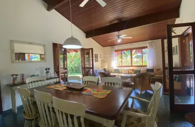 Casa térrea em condomínio com 4 suítes e área gourmet, na praia dura em ubatuba!