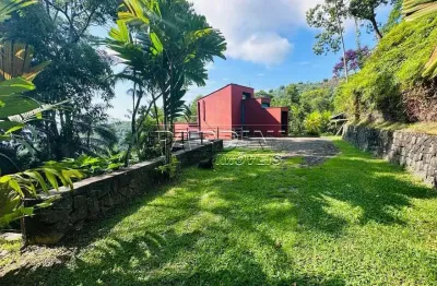 Casa em desníveis em meio a natureza, com linda vista para o mar, na praia brava da fortaleza em ubatuba!