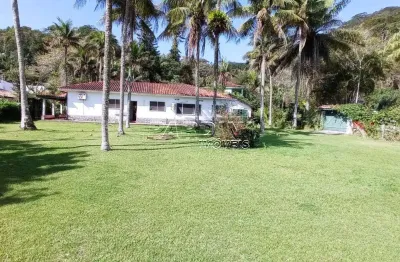 Ótima  localização casa perto do mar, com uma excelente área, entre as praias da sununga e lázaro em ubatuba!