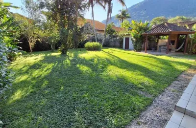 Ótima casa com 4 dormitórios, terreno de 1.100 m2, a apenas 280 metros do mar, na praia do lázaro em ubatuba!
