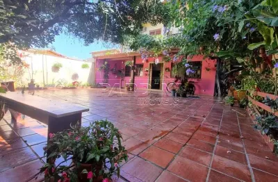 Ampla casa assobradada a 400 metros da orla na praia do itaguá em ubatuba!