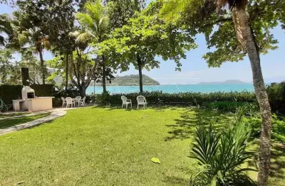 Locação de temporada em condomínio, amplo jardim, pé na areia, na praia do lázaro em ubatuba!