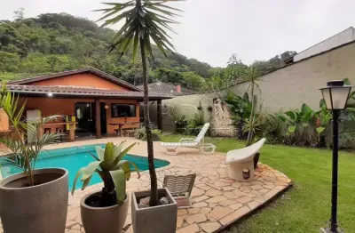 Casa de temporada, com churrasqueira e piscina, na praia da enseada em ubatuba!